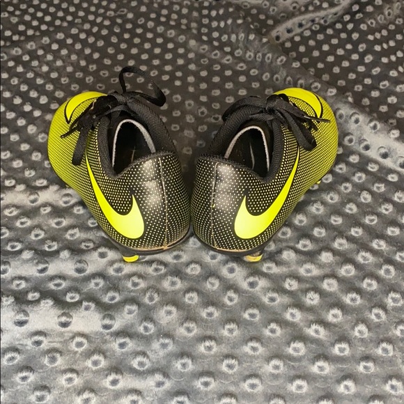 Boys Nike soccer cleats - Picture 3 of 6